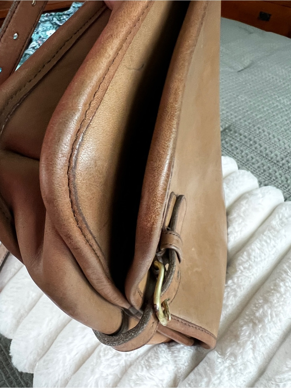 Vintage Coach 9218 Legacy Perforated Hobo in British Tan/Camel - Picture 14 of 15